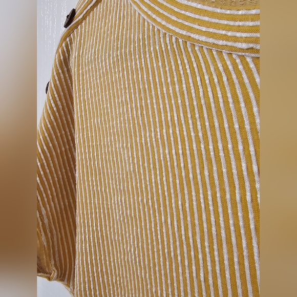 Ladies textured top. Size small. - Picture 2 of 4